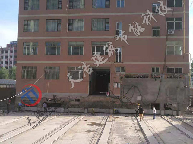 太原市某公司辦公樓整體帶地下室向東平移8米，再向南平移26米，轉(zhuǎn)向18度
